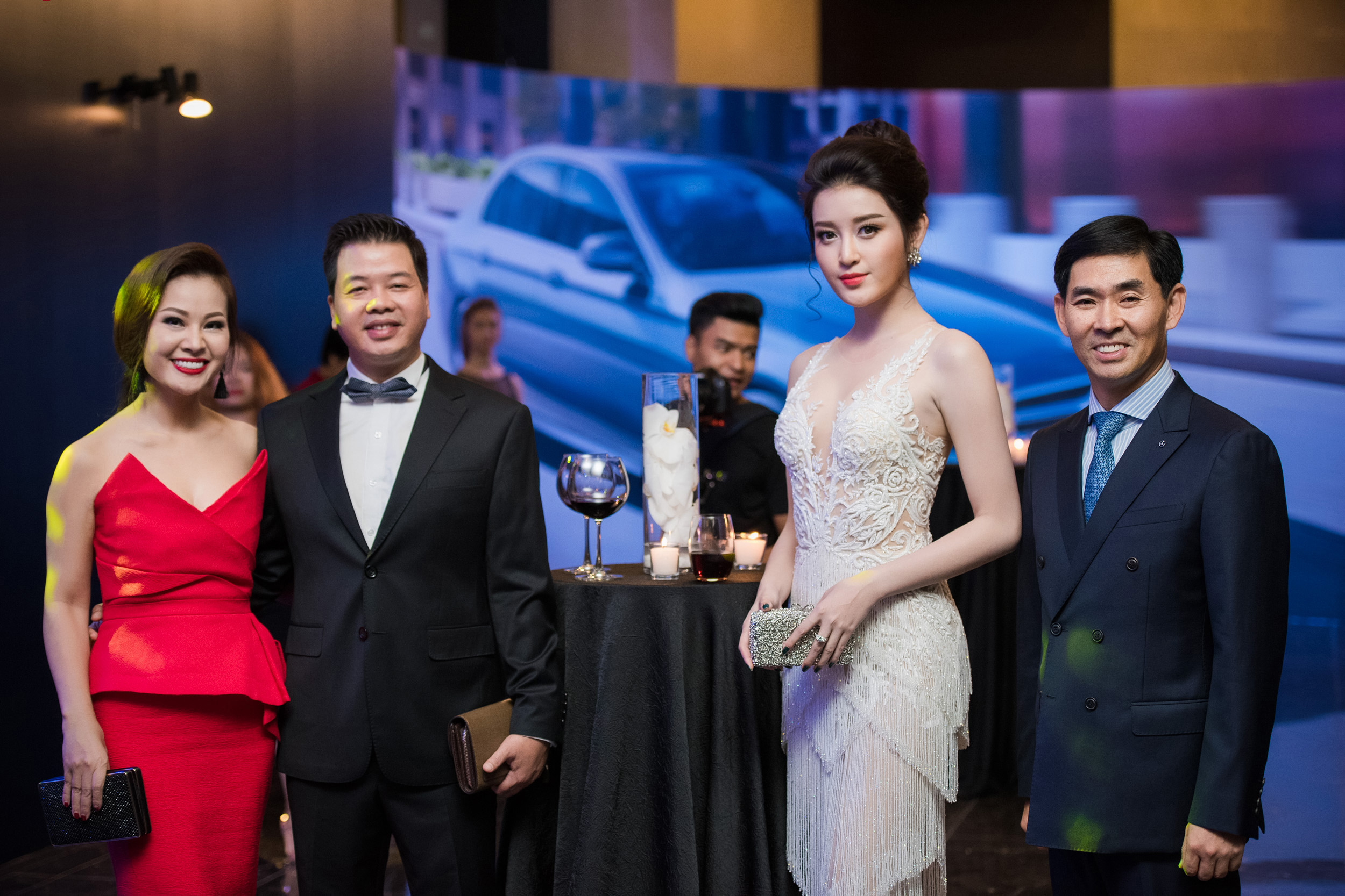 &Aacute; hậu Huyền My được mẹ đưa đ&oacute;n tới event bằng xế hộp tiền tỷ