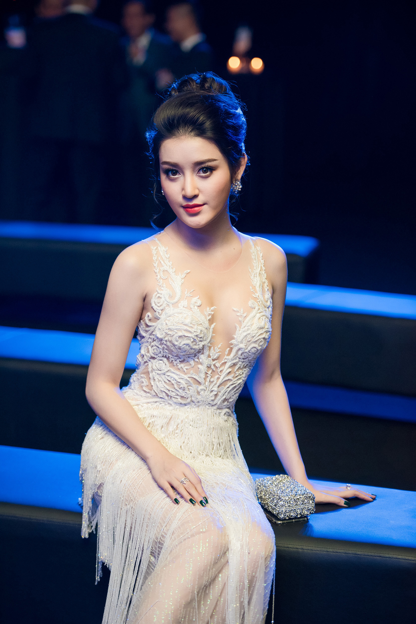 &Aacute; hậu Huyền My được mẹ đưa đ&oacute;n tới event bằng xế hộp tiền tỷ