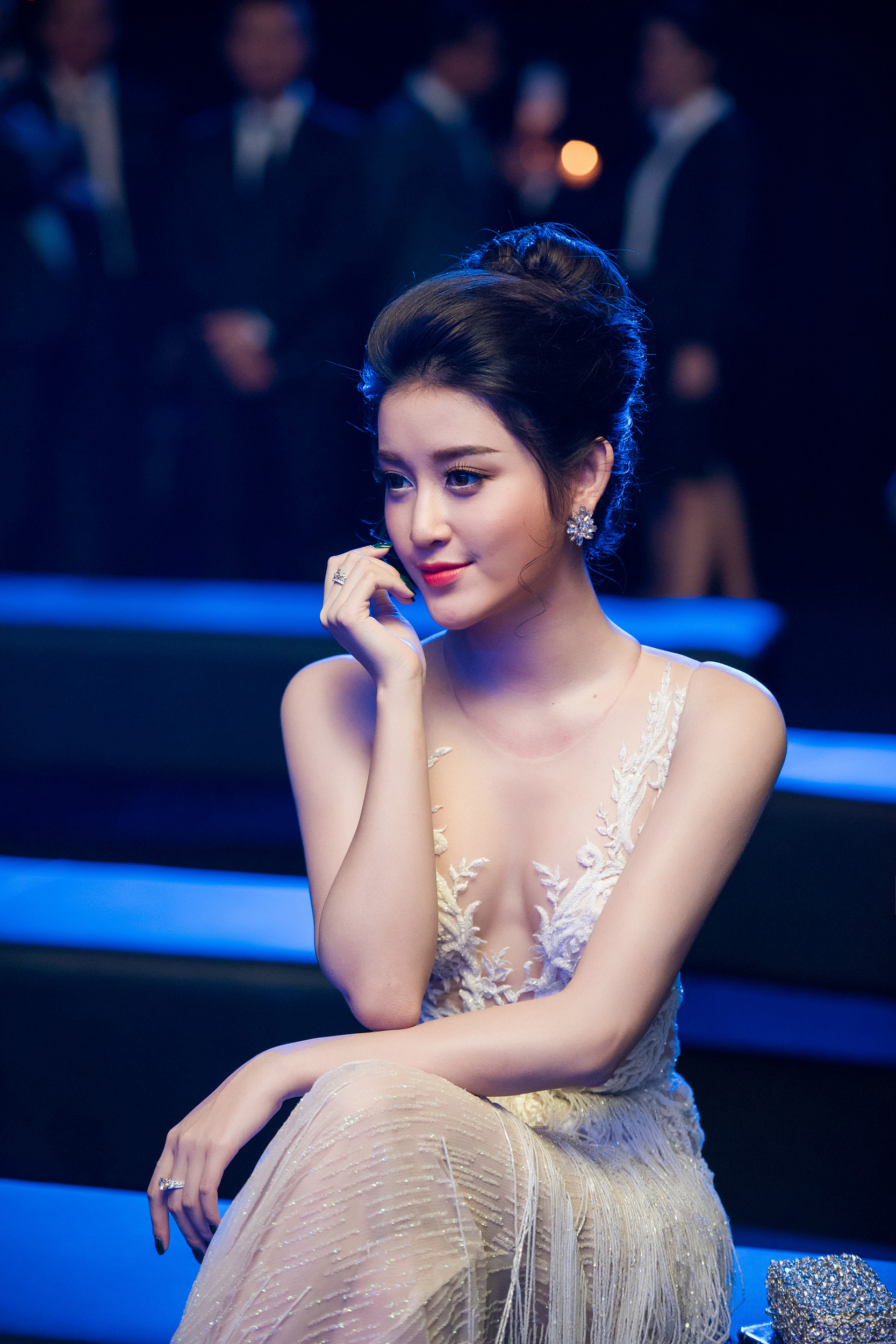 &Aacute; hậu Huyền My được mẹ đưa đ&oacute;n tới event bằng xế hộp tiền tỷ