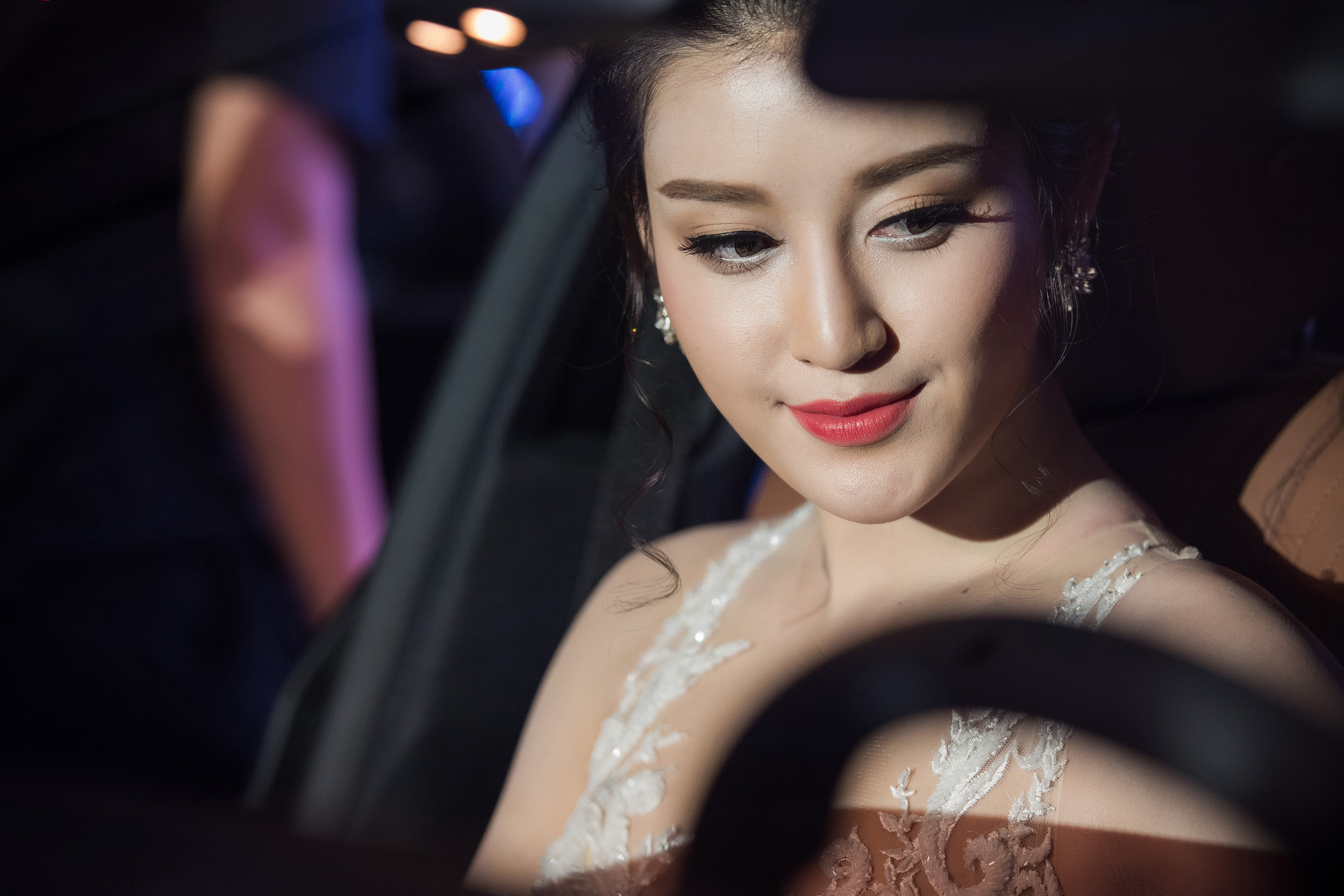 &Aacute; hậu Huyền My được mẹ đưa đ&oacute;n tới event bằng xế hộp tiền tỷ