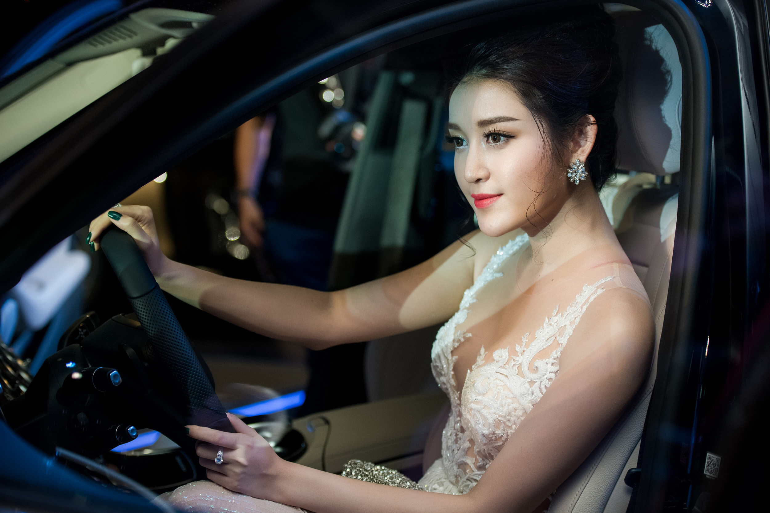 &Aacute; hậu Huyền My được mẹ đưa đ&oacute;n tới event bằng xế hộp tiền tỷ