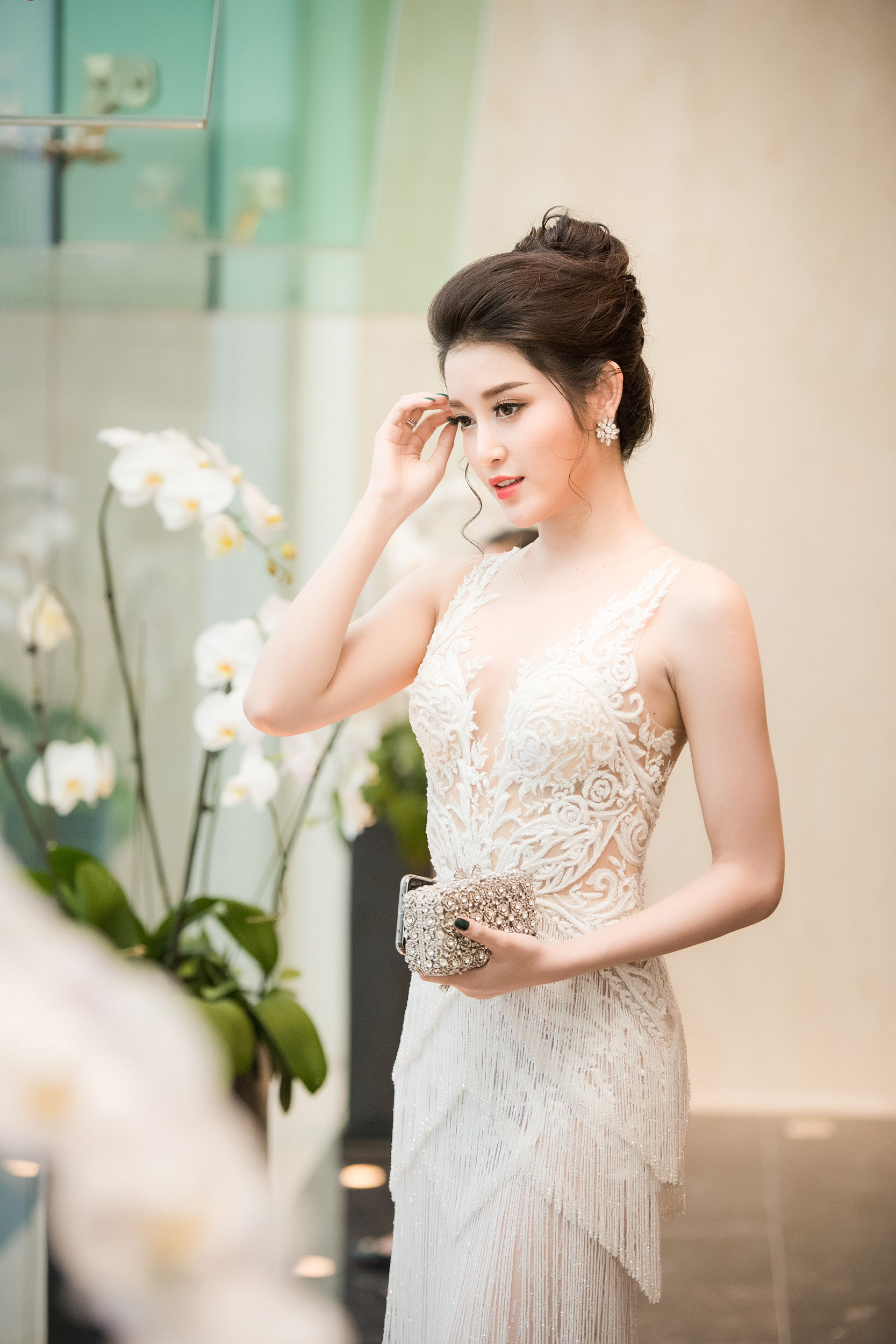 &Aacute; hậu Huyền My được mẹ đưa đ&oacute;n tới event bằng xế hộp tiền tỷ