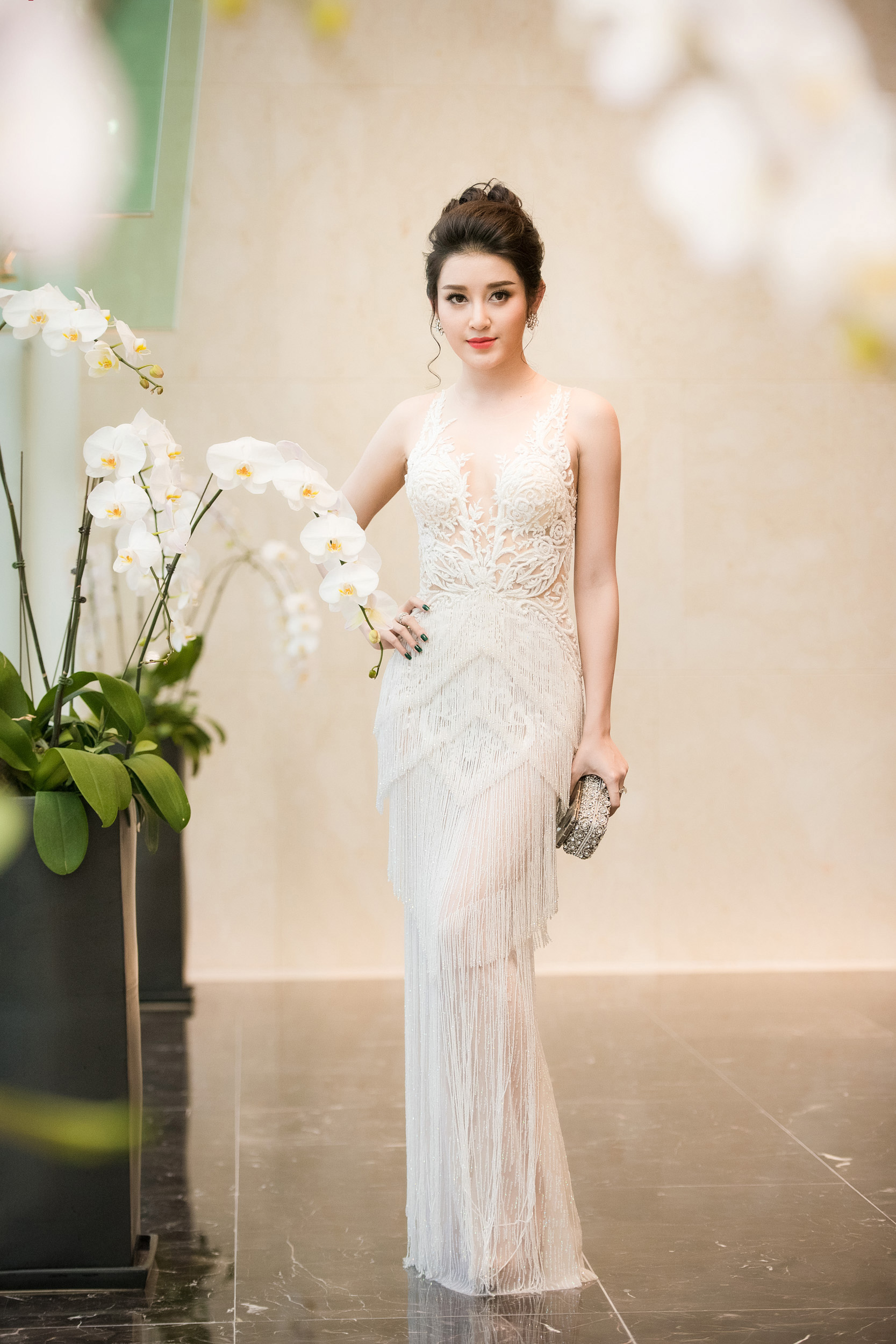 &Aacute; hậu Huyền My được mẹ đưa đ&oacute;n tới event bằng xế hộp tiền tỷ