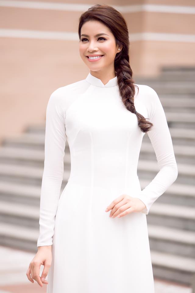 Phạm Hương duy&ecirc;n d&aacute;ng trong t&agrave; &aacute;o d&agrave;i đi tham dự sự kiện