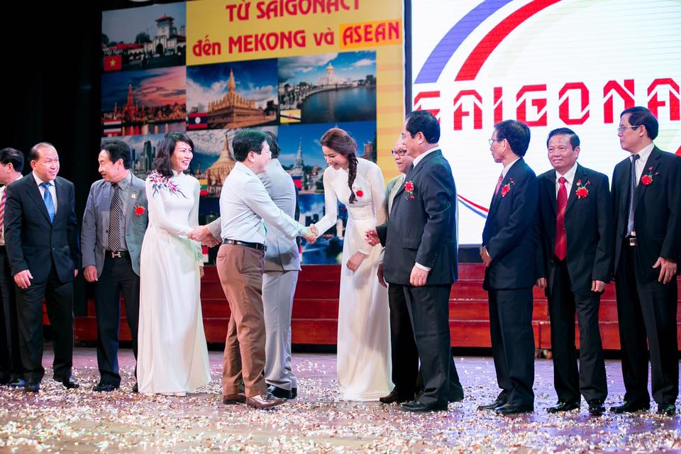 Phạm Hương duy&ecirc;n d&aacute;ng trong t&agrave; &aacute;o d&agrave;i đi tham dự sự kiện