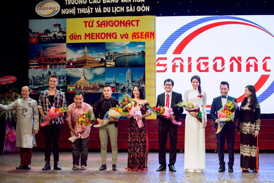 Phạm Hương duy&ecirc;n d&aacute;ng trong t&agrave; &aacute;o d&agrave;i đi tham dự sự kiện