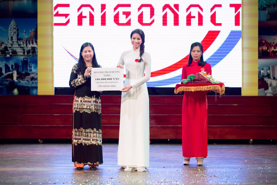 Phạm Hương duy&ecirc;n d&aacute;ng trong t&agrave; &aacute;o d&agrave;i đi tham dự sự kiện