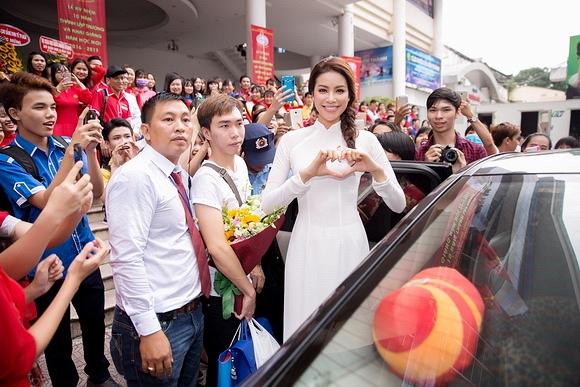 Phạm Hương duy&ecirc;n d&aacute;ng trong t&agrave; &aacute;o d&agrave;i đi tham dự sự kiện