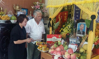 Nghệ sĩ Việt tề tựu thắp n&eacute;n nhang 49 ng&agrave;y cho nghệ sĩ H&aacute;n Văn T&igrave;nh
