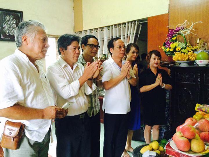 Nghệ sĩ Việt tề tựu thắp n&eacute;n nhang 49 ng&agrave;y cho nghệ sĩ H&aacute;n Văn T&igrave;nh