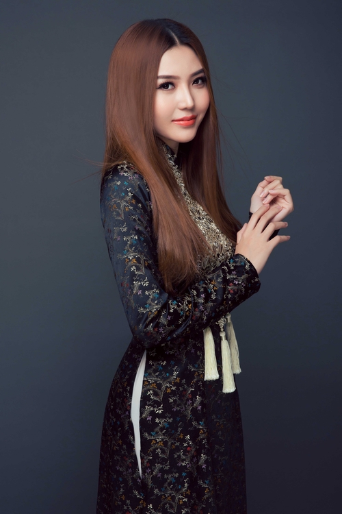 Ngọc Duy&ecirc;n ki&ecirc;u sa trong trang phục &aacute;o d&agrave;i tại Miss Global Beauty Queen