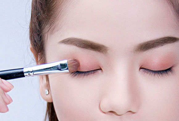 Mẹo sử dụng kem che khuyết điểm cho lớp trang điểm đẹp tự nhi&ecirc;n