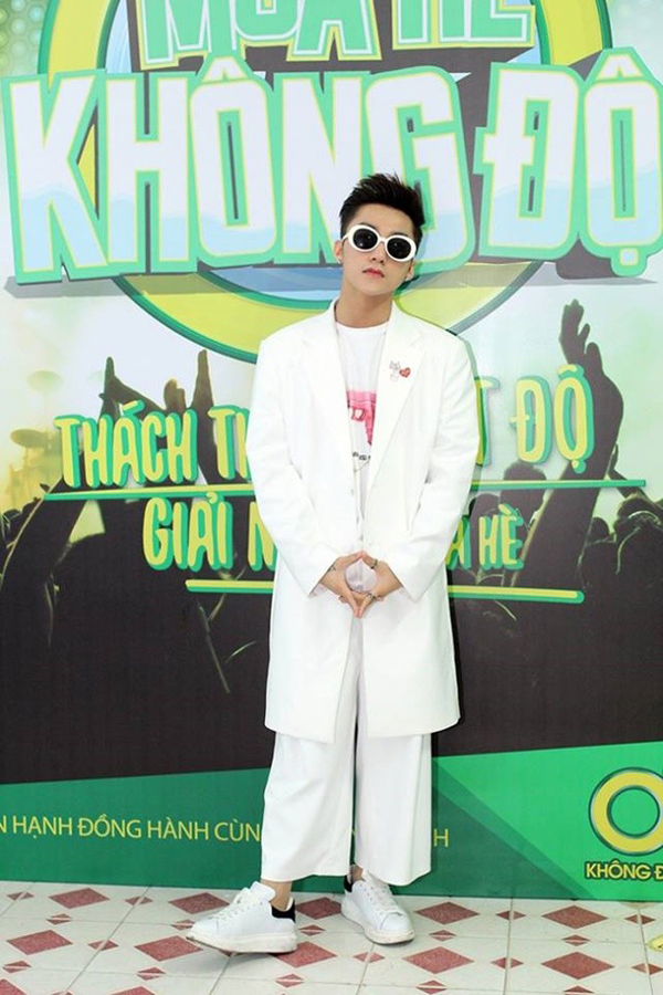 Sơn T&ugrave;ng M-TP đang quyết gi&agrave;nh danh hiệu mặc xấu của showbiz Việt?
