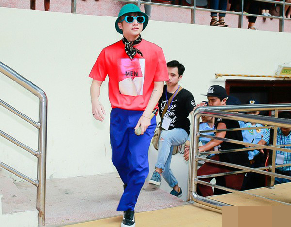 Sơn T&ugrave;ng M-TP đang quyết gi&agrave;nh danh hiệu mặc xấu của showbiz Việt?