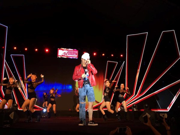 Sơn T&ugrave;ng M-TP đang quyết gi&agrave;nh danh hiệu mặc xấu của showbiz Việt?