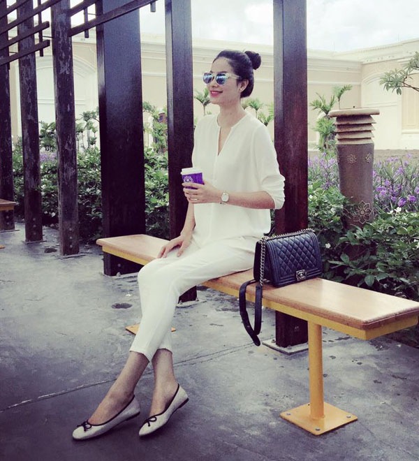 Phạm hương đẹp từng mi li m&eacute;t khi mix sơ mi trắng