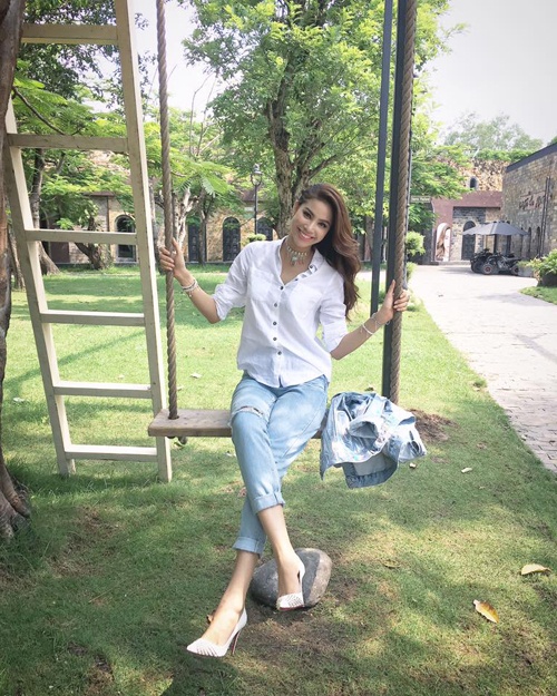 Phạm hương đẹp từng mi li m&eacute;t khi mix sơ mi trắng