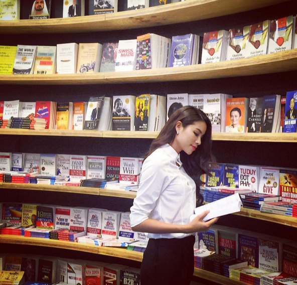 Phạm hương đẹp từng mi li m&eacute;t khi mix sơ mi trắng