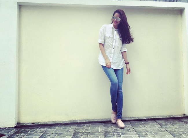 Phạm hương đẹp từng mi li m&eacute;t khi mix sơ mi trắng