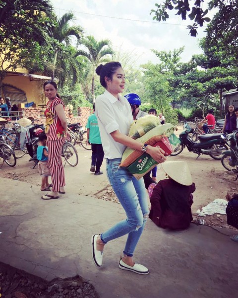 Phạm hương đẹp từng mi li m&eacute;t khi mix sơ mi trắng