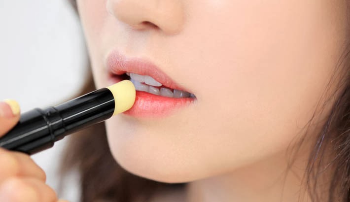 Mẹo t&ocirc; son l&igrave; l&ecirc;n m&agrave;u cực chuẩn m&agrave; kh&ocirc;ng bị kh&ocirc; m&ocirc;i