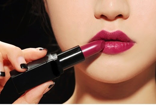 Mẹo t&ocirc; son l&igrave; l&ecirc;n m&agrave;u cực chuẩn m&agrave; kh&ocirc;ng bị kh&ocirc; m&ocirc;i