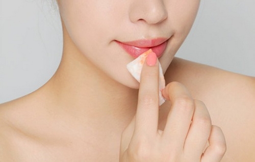 Mẹo t&ocirc; son l&igrave; l&ecirc;n m&agrave;u cực chuẩn m&agrave; kh&ocirc;ng bị kh&ocirc; m&ocirc;i