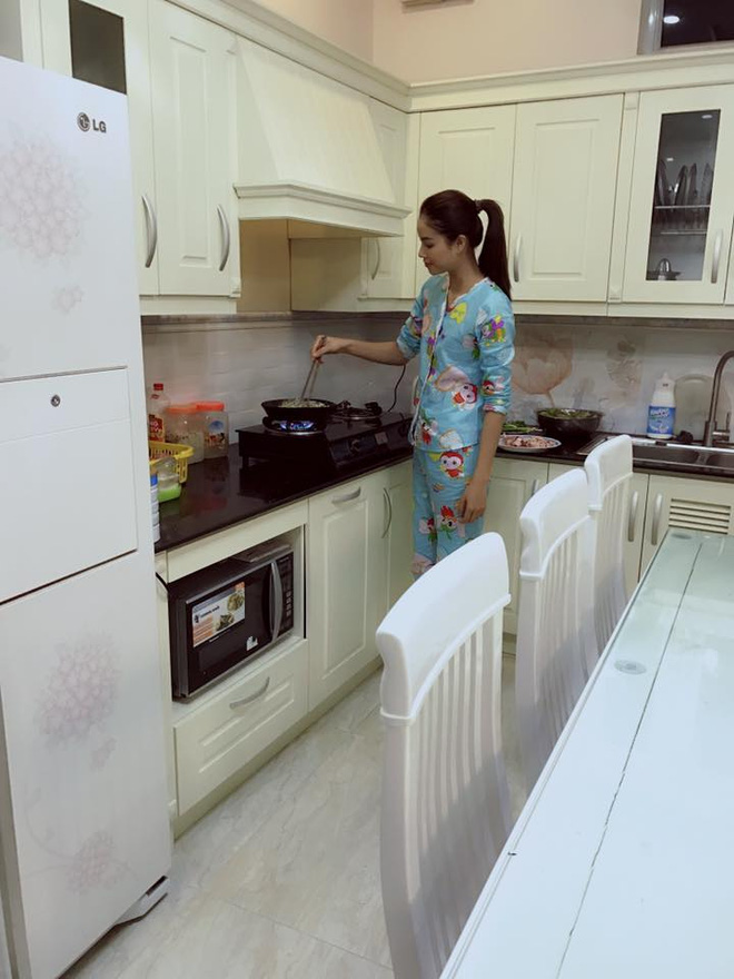 Phạm Hương bị fan 'b&oacute;c mẽ' v&igrave; sống ảo