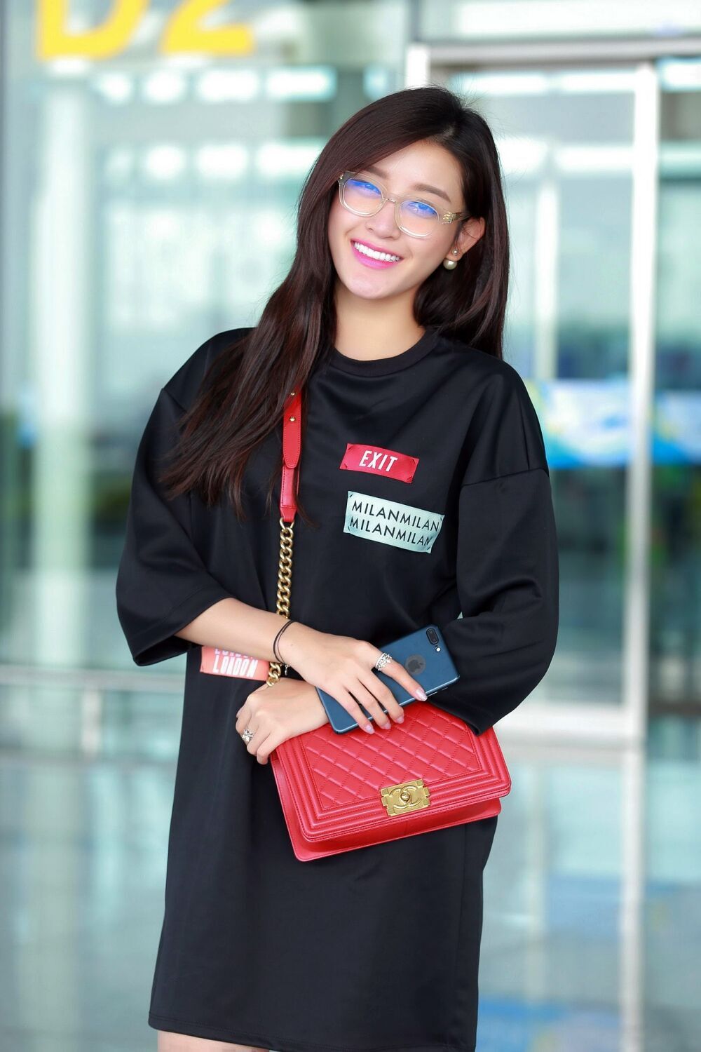 Á hậu Huyền My đẹp rạng rỡ, nũng nịu bên mẹ tại sân bay