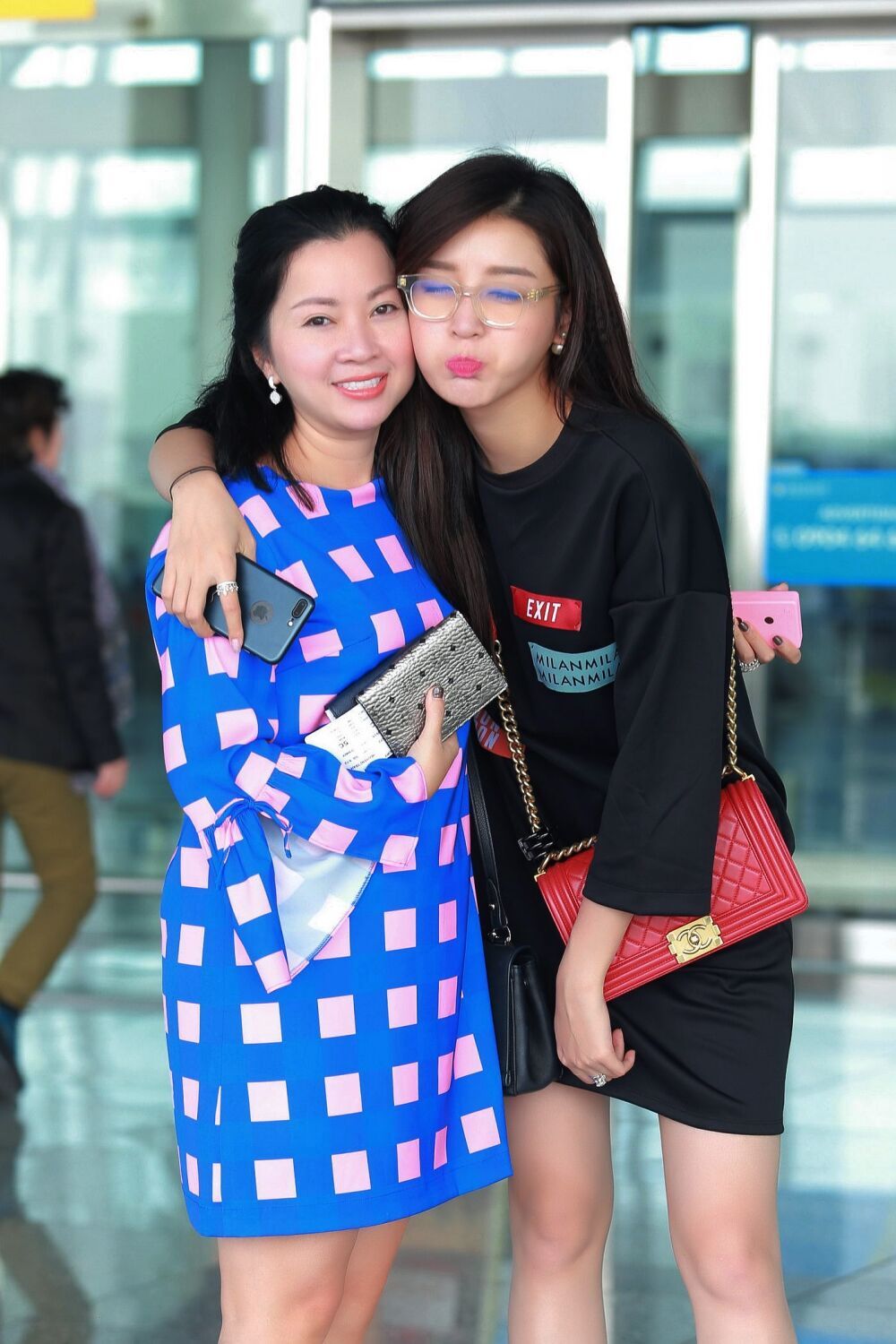 Á hậu Huyền My đẹp rạng rỡ, nũng nịu bên mẹ tại sân bay