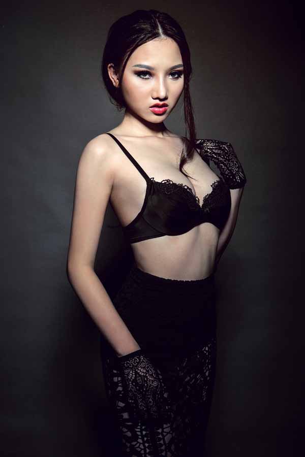 Ho&agrave;ng Thu Thảo khoe vẻ đẹp n&oacute;ng bỏng 'vạn người m&ecirc;'