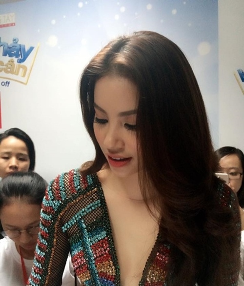 &lsquo;Lật tẩy&rsquo; nhan sắc thật của Phạm Hương khi bị fan chụp l&eacute;n