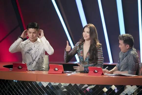 &lsquo;Lật tẩy&rsquo; nhan sắc thật của Phạm Hương khi bị fan chụp l&eacute;n