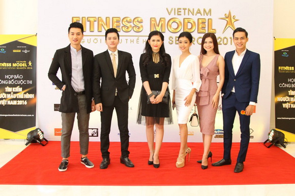 Kh&aacute;nh Ng&acirc;n diện v&aacute;y xuy&ecirc;n thấu tham dự sự kiện