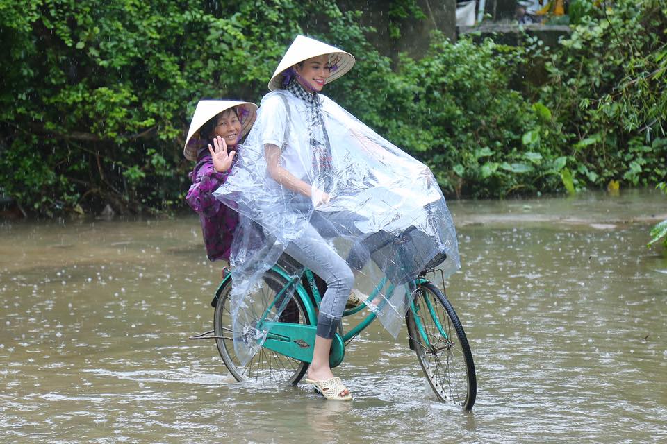 Phạm Hương giản dị nhưng vẫn 'đẹp' trong l&ograve;ng c&ocirc;ng ch&uacute;ng