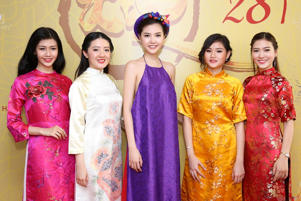 Nữ hoàng sắc đẹp Ngọc Duyên khoe vai trần gợi cảm với váy yếm Nữ hoàng sắc đẹp Ngọc Duyên khoe vai trần gợi cảm với váy yếm