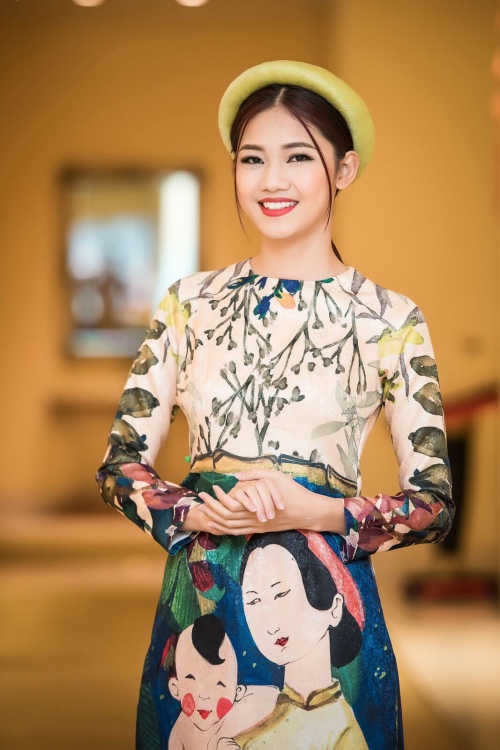 &Aacute; hậu Thanh T&uacute; th&ocirc;i mi&ecirc;n mọi &aacute;nh nh&igrave;n khi diện &aacute;o d&agrave;i c&aacute;ch t&acirc;n