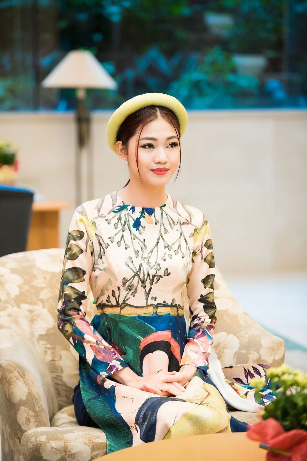 &Aacute; hậu Thanh T&uacute; th&ocirc;i mi&ecirc;n mọi &aacute;nh nh&igrave;n khi diện &aacute;o d&agrave;i c&aacute;ch t&acirc;n