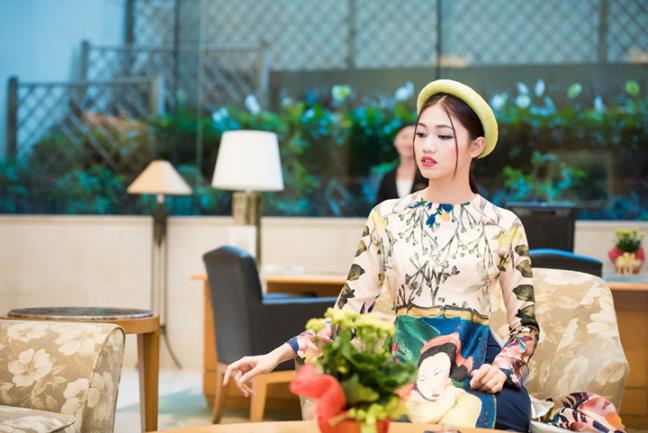 &Aacute; hậu Thanh T&uacute; th&ocirc;i mi&ecirc;n mọi &aacute;nh nh&igrave;n khi diện &aacute;o d&agrave;i c&aacute;ch t&acirc;n
