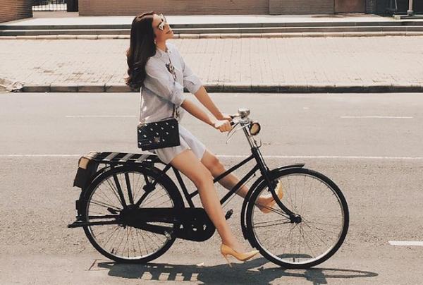 Những trang phục đời thường, giản dị đẹp m&ecirc; hồn của sao Việt