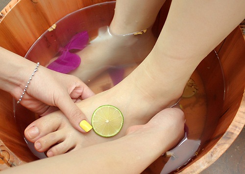 Những c&aacute;ch tự nhi&ecirc;n gi&uacute;p trị nứt g&oacute;t ch&acirc;n đơn giản tại nh&agrave;