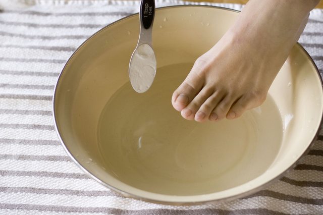 Những c&aacute;ch tự nhi&ecirc;n gi&uacute;p trị nứt g&oacute;t ch&acirc;n đơn giản tại nh&agrave;
