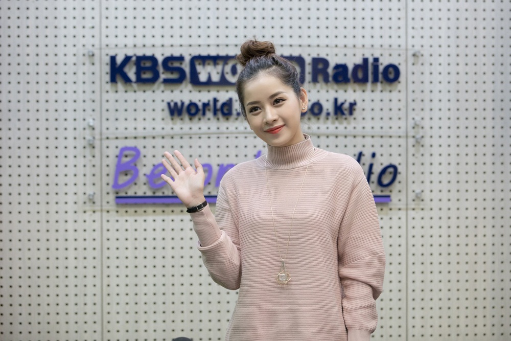 Chi Pu được đ&agrave;i KBS phỏng vấn sau chiến thắng tại Asia Artist Awards 2016