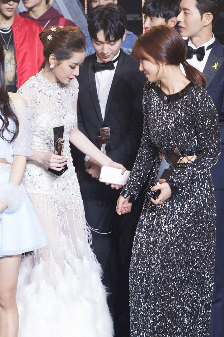 Chi Pu được đ&agrave;i KBS phỏng vấn sau chiến thắng tại Asia Artist Awards 2016