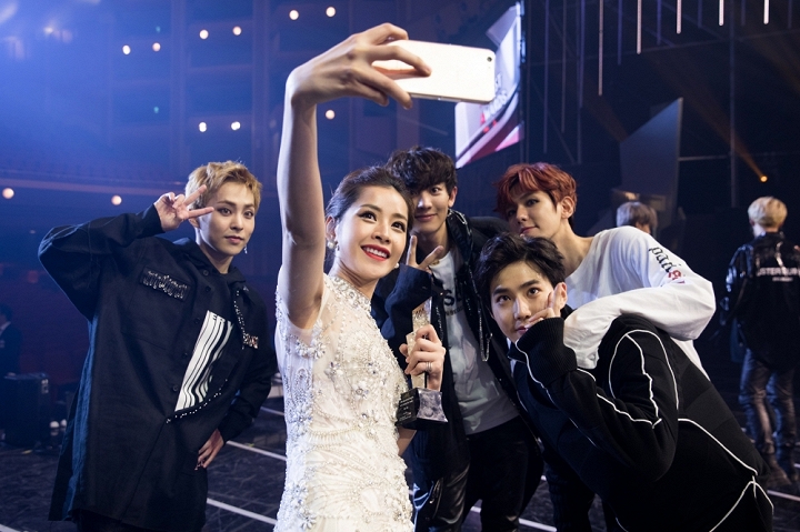 Chi Pu được đ&agrave;i KBS phỏng vấn sau chiến thắng tại Asia Artist Awards 2016