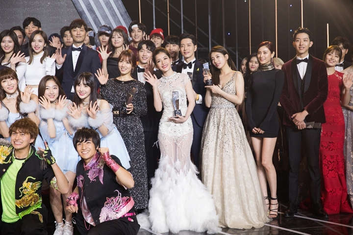 Chi Pu được đ&agrave;i KBS phỏng vấn sau chiến thắng tại Asia Artist Awards 2016