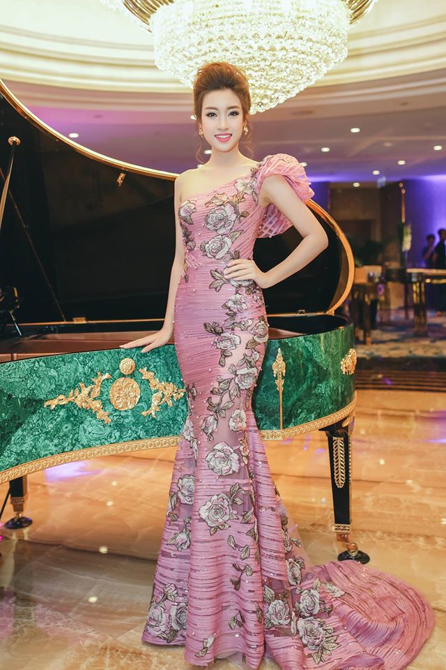 Hoa hậu Đỗ Mỹ Linh li&ecirc;n tục khoe v&ograve;ng eo con kiến gợi cảm