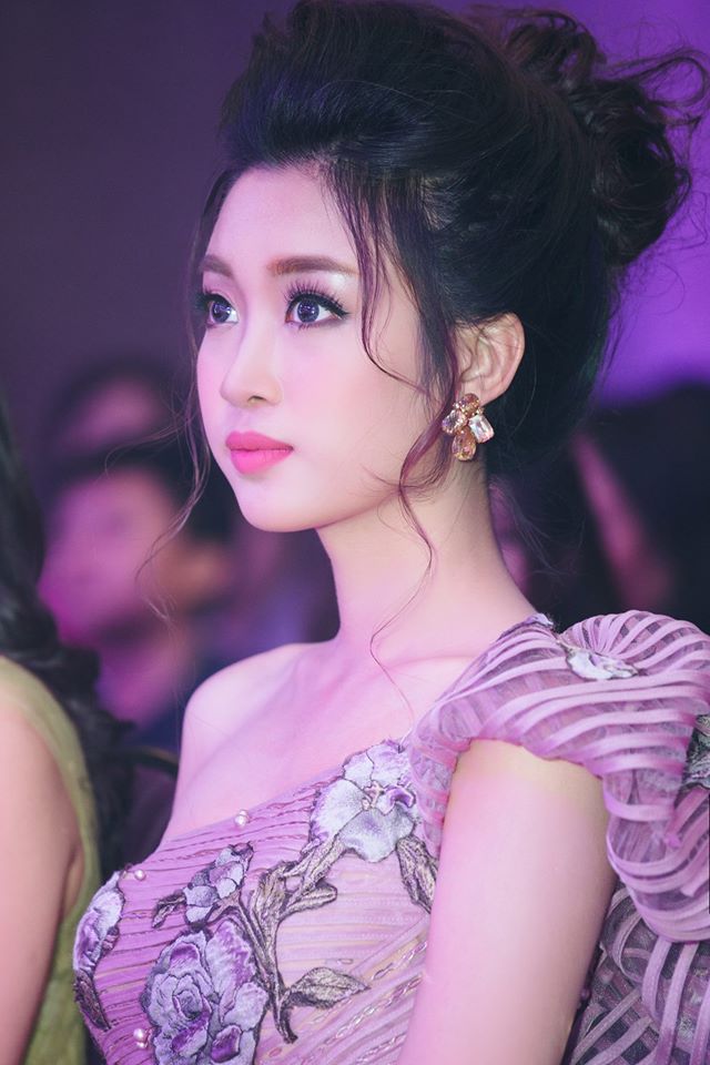 Hoa hậu Đỗ Mỹ Linh li&ecirc;n tục khoe v&ograve;ng eo con kiến gợi cảm