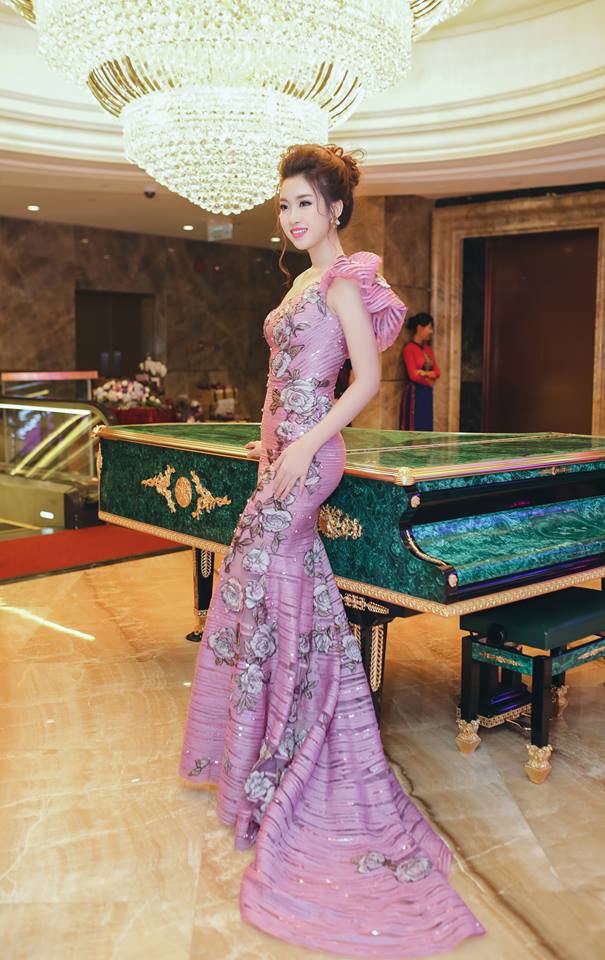 Hoa hậu Đỗ Mỹ Linh li&ecirc;n tục khoe v&ograve;ng eo con kiến gợi cảm