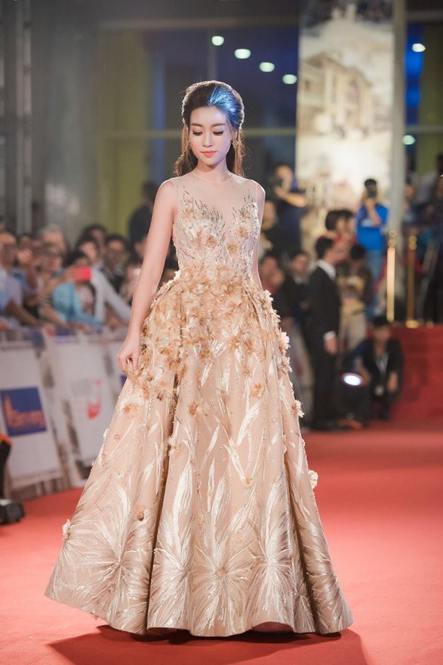 Hoa hậu Đỗ Mỹ Linh li&ecirc;n tục khoe v&ograve;ng eo con kiến gợi cảm